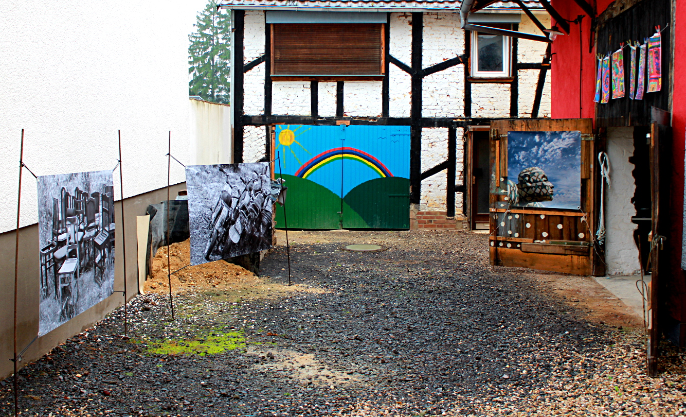 Das Foto zeigt eine Bilderausstellung auf einem Hof
