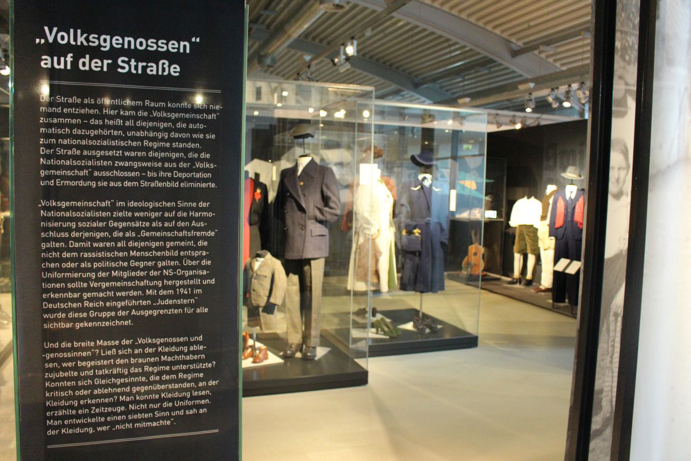 Das Foto zeigt eine Ausstellung von Kleidungsstücken