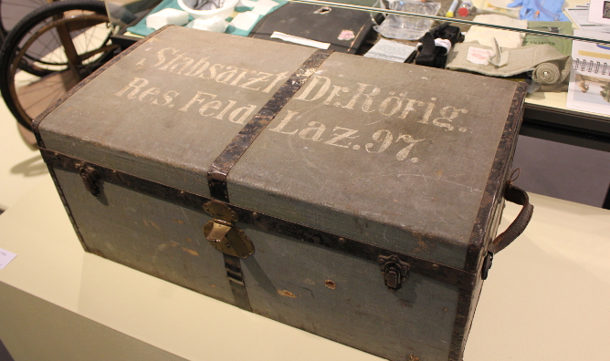 Das Foto zeigt eine Kiste mit der Aufschrift Stabsarzt Dr. Rörig.
