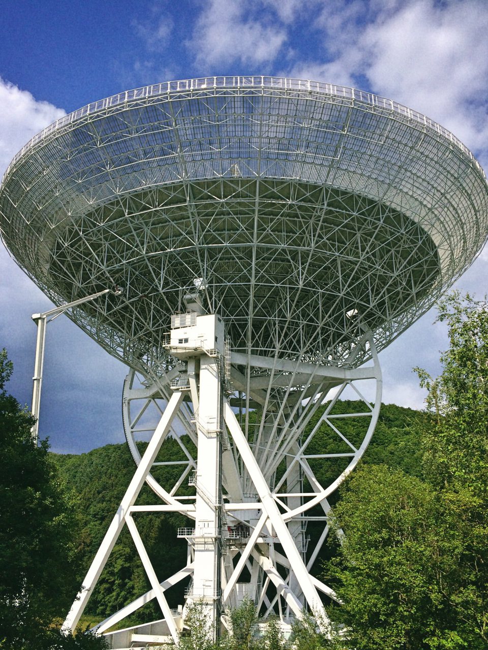 Das Foto zeigt ein riesiges Radioteleskop