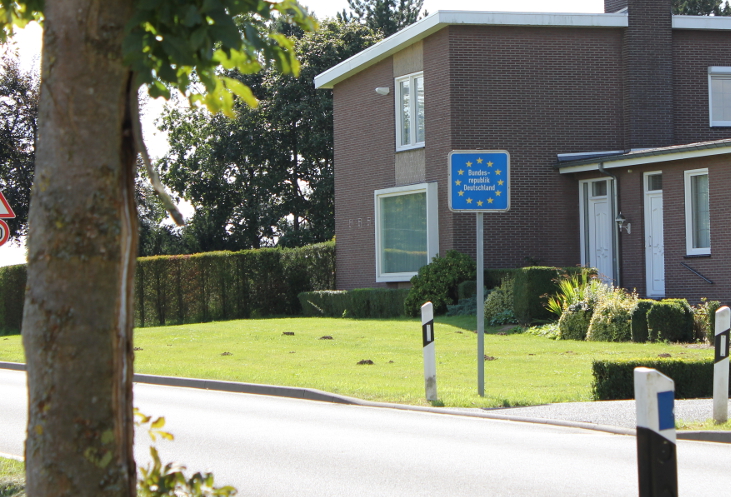 Das Foto zeigt ein Haus und ein Schild mit der Aufschrift Bundesrepublik Deutschland