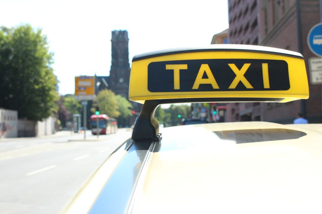 Das Foto zeigt ein Taxi
