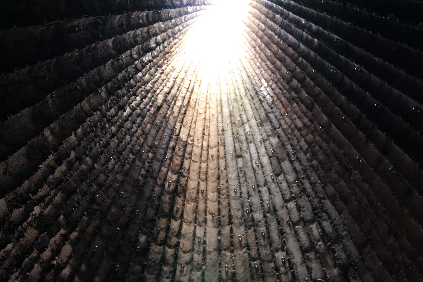 Das Foto zeigt das Innere eines Brunnens mit Lichtblick