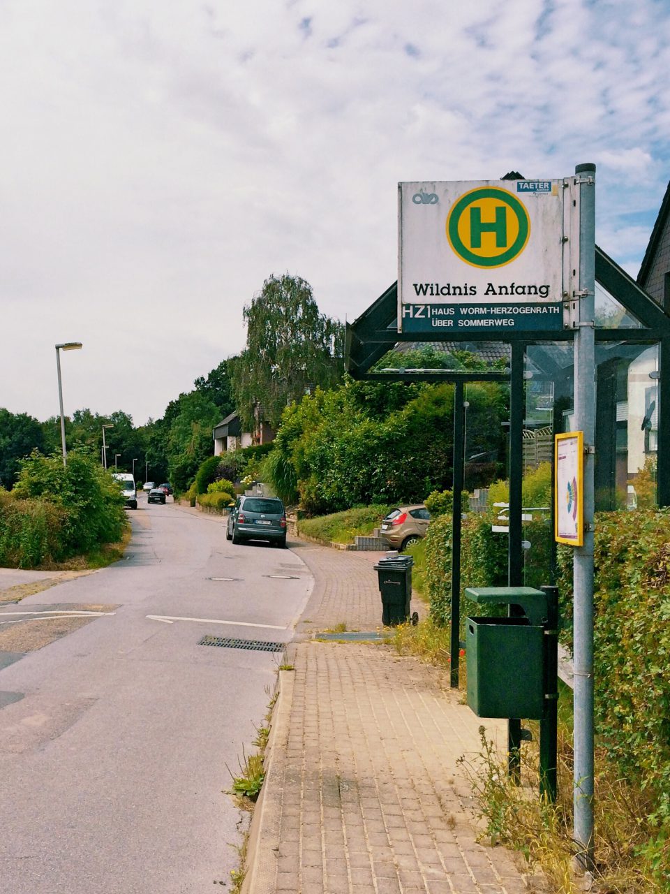 Das Foto zeigt die Bushaltestelle mit dem Namen Wildnis Anfang