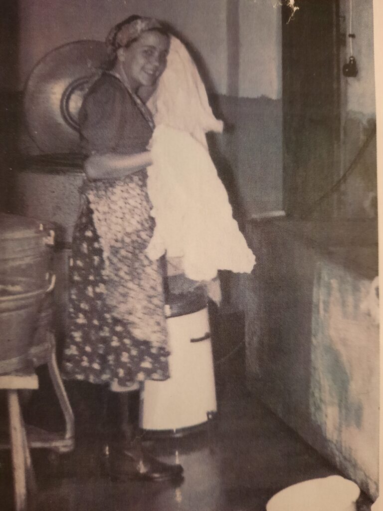 Anneliese Radermacher, gelernte Hauswirtschafterin, als junge Ehefrau im Waschhaus ©Radermacher